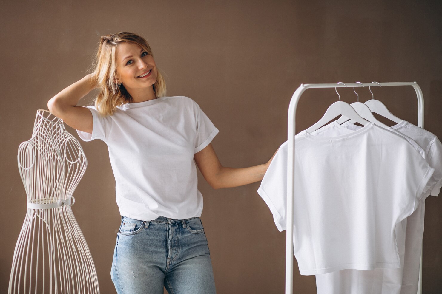 mujer eligiendo camisa blanca 1303 14677